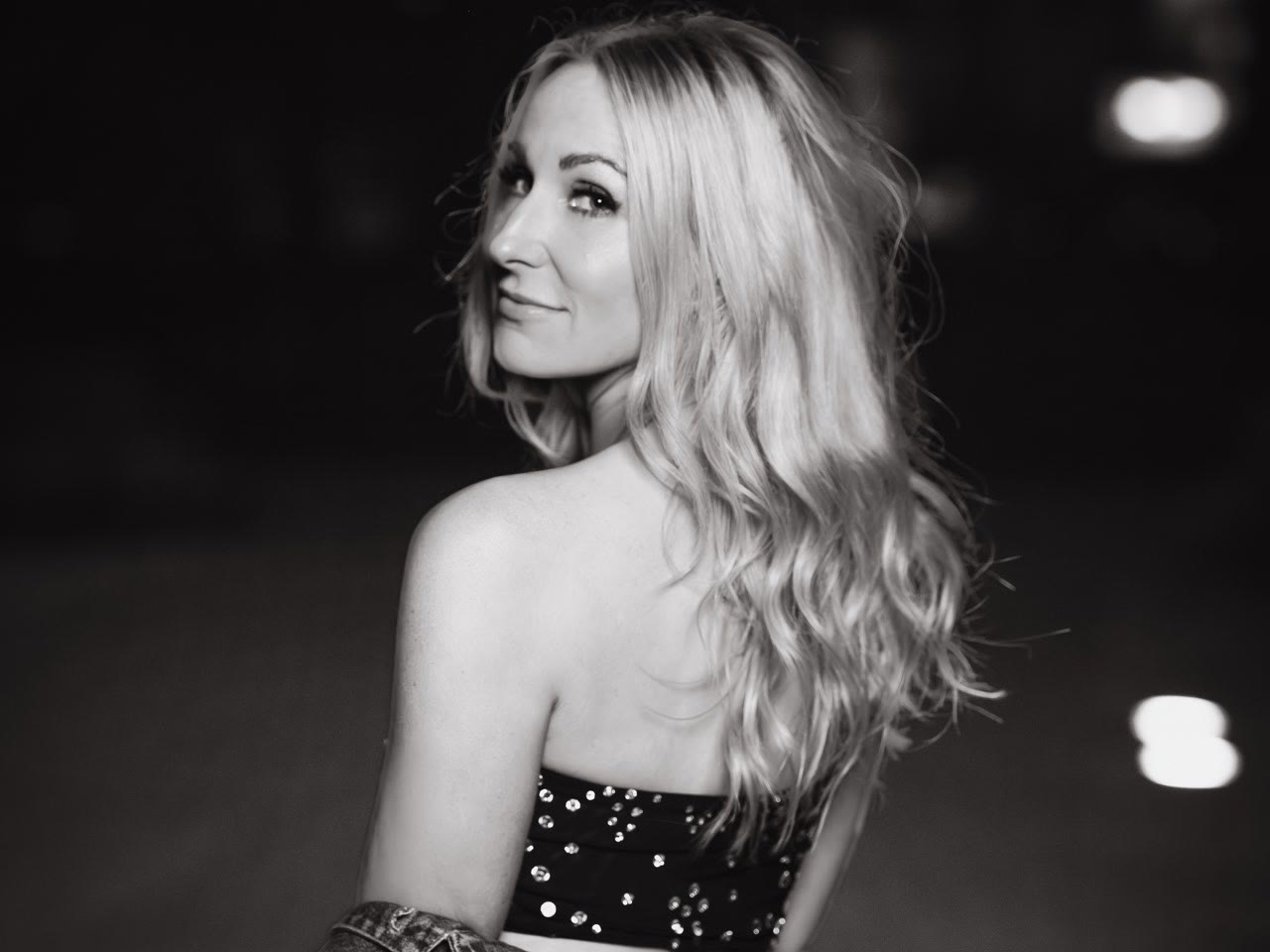Nikki Glaser: After dark · Editorial